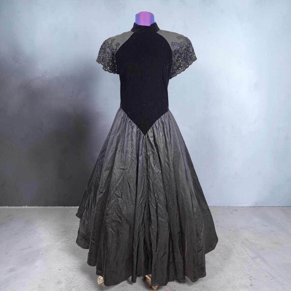 Vintage E.D. Michaels Black Velvet Eyelet Lace Basque Waist Formal Gown Dress